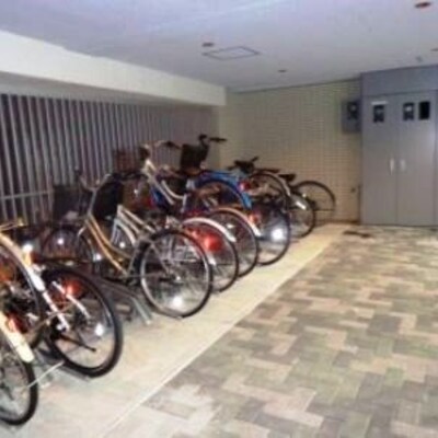 
						駐輪場