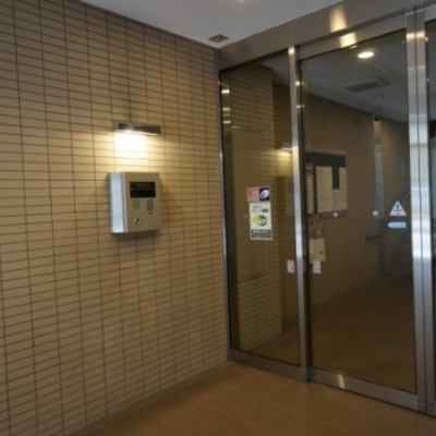 
						エントランス