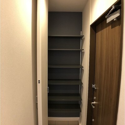
						玄関