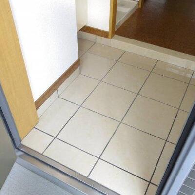 
						玄関