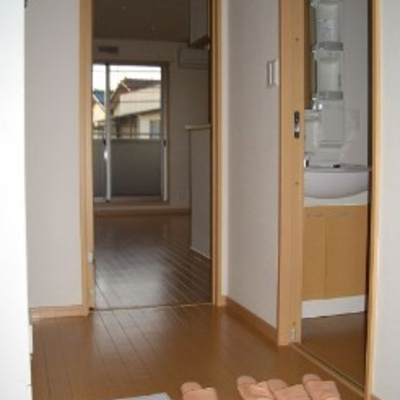 
						玄関