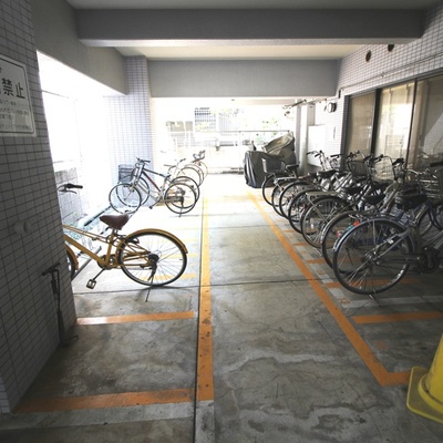 
						駐輪場