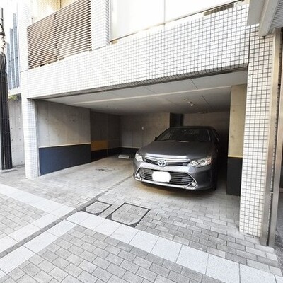 
						駐車場