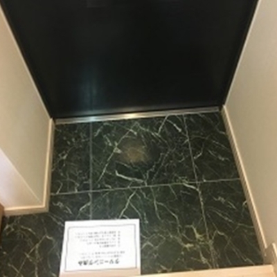 
						玄関