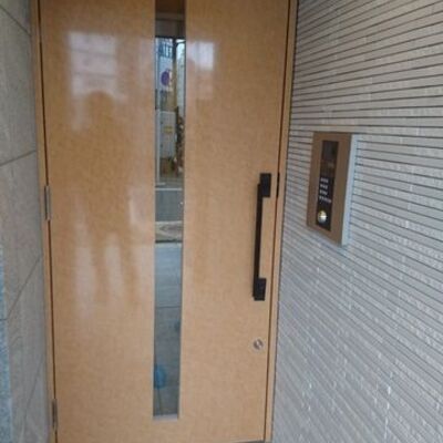 
						エントランス