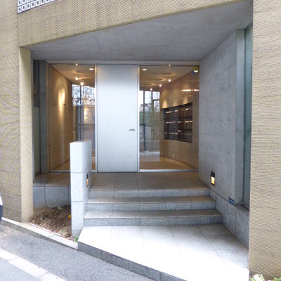 
						エントランス
