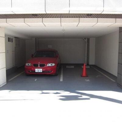 
						駐車場