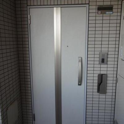 
						玄関