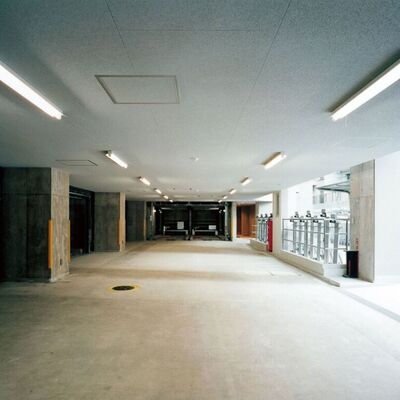
						駐車場