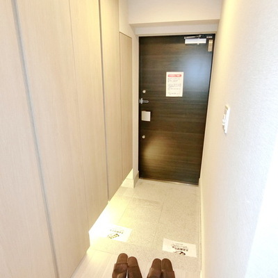 
						玄関