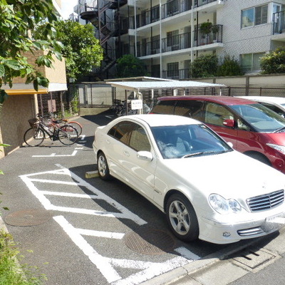 
						駐車場