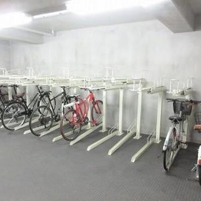 
						駐輪場