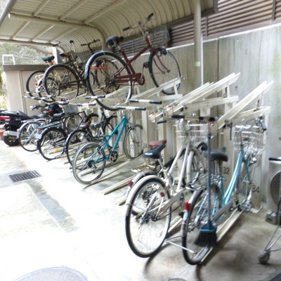 
						駐輪場