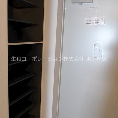 
						玄関