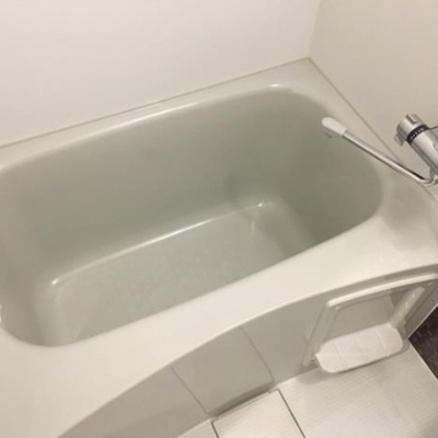 
						バス
