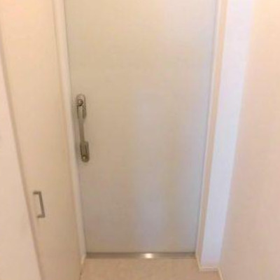 
						玄関