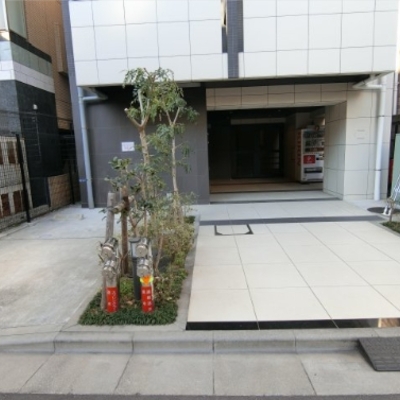 
						エントランス