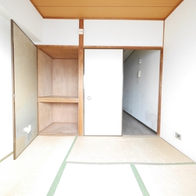 
						室内