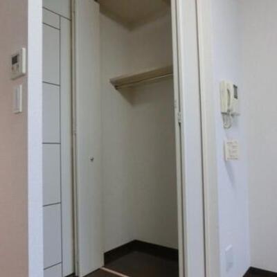 
						収納