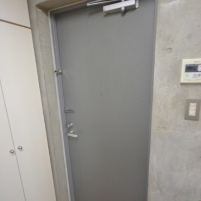 
						玄関