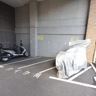 
						バイク置き場