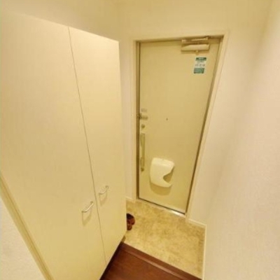 
						玄関