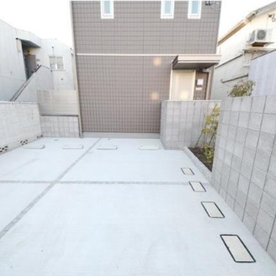 
						駐車場