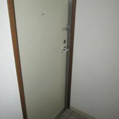
						玄関