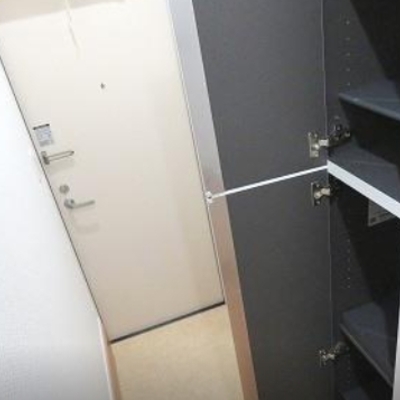 
						玄関・収納