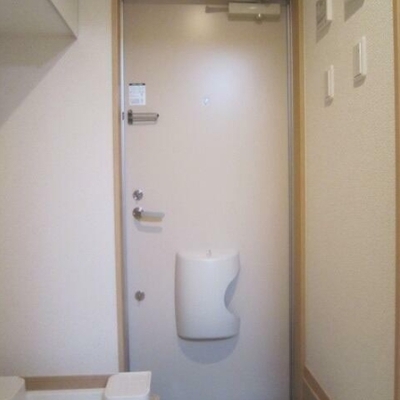 
						玄関