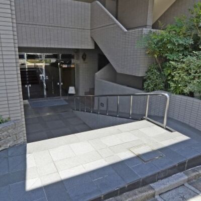 
						エントランス