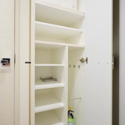 
						収納