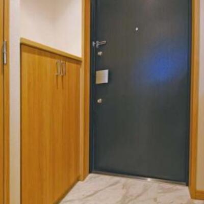 
						玄関