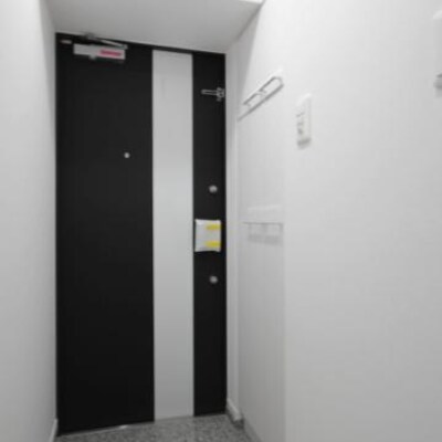 
						玄関
