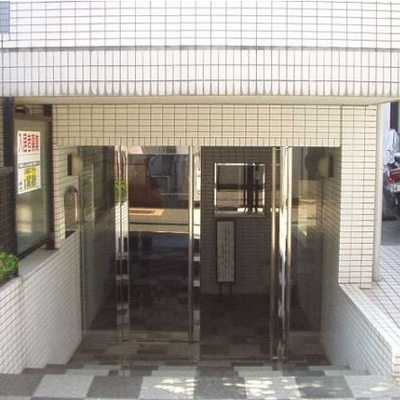 
						エントランス
