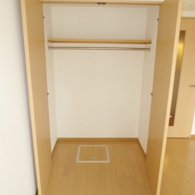 
						収納