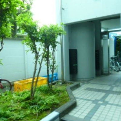 
						エントランス