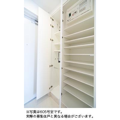 
						収納