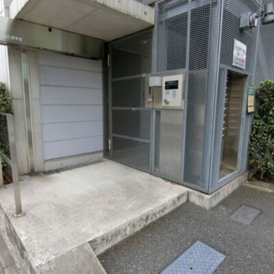 
						エントランス