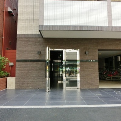 
						エントランス