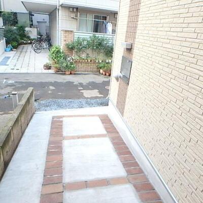 
						エントランス
