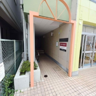 
						エントランス