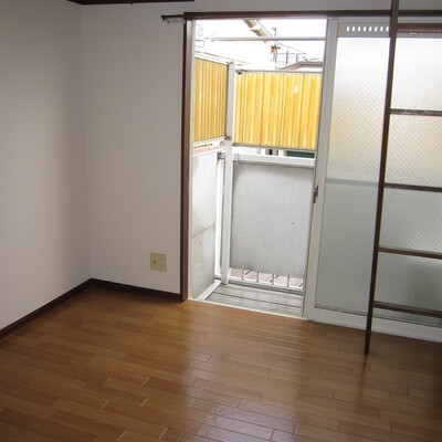 
						室内