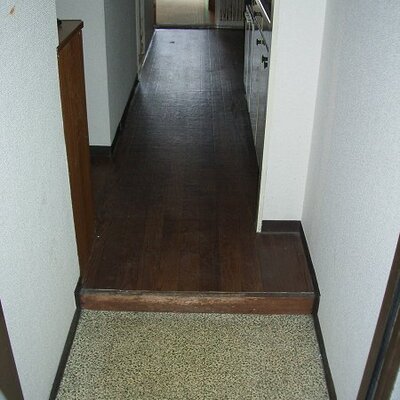 
						玄関