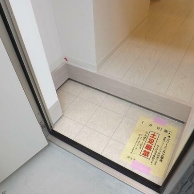 
						玄関