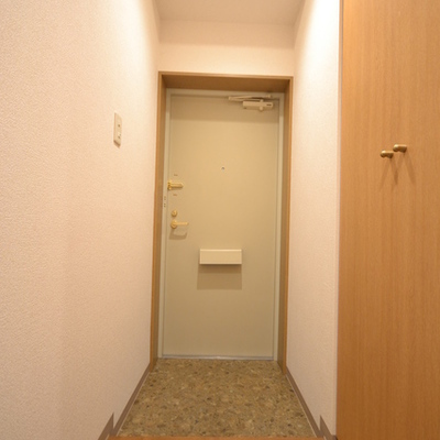 
						玄関