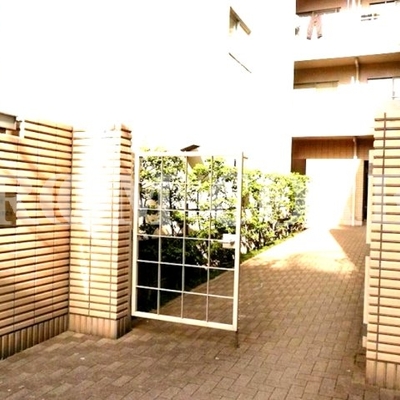
						エントランス