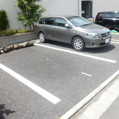 
						駐車場