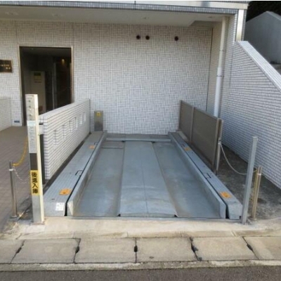 
						エントランス