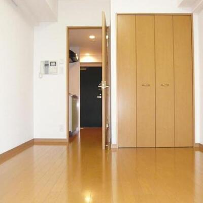 
						室内